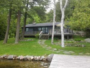 Сад в Olga's Bay Lake House