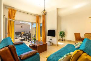 サンミゲル・デ・アボナにあるSun Bay Ocean Retreat Villaのソファとテレビのあるリビングルーム