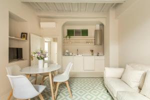 ein Wohnzimmer mit einer weißen Couch und einem Tisch in der Unterkunft Ruga23 -1 in Cortona + 8 Fotos