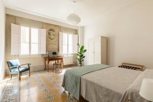 ein Schlafzimmer mit einem Bett, einem Tisch und Stühlen in der Unterkunft Ruga23 -1 in Cortona