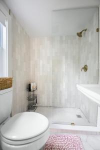 ein Badezimmer mit Toilette und Badewanne in der Unterkunft Hamptons Cottage, Sleeps 7 in East Quogue