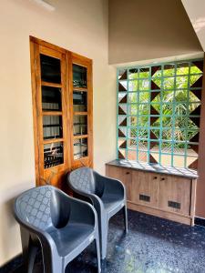 O zonă de relaxare la Kailynn Villa - 4BHK Retreat Near Aster & Amritha