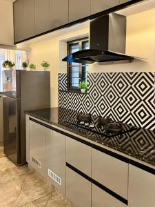 O bucătărie sau chicinetă la Kailynn Villa - 4BHK Retreat Near Aster & Amritha