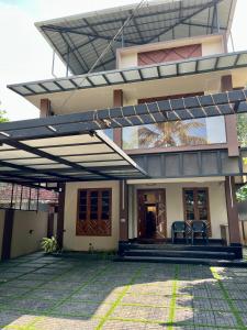 Fațada sau intrarea în Kailynn Villa - 4BHK Retreat Near Aster & Amritha