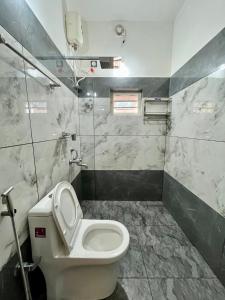 O baie la Kailynn Villa - 4BHK Retreat Near Aster & Amritha +19 fotografii