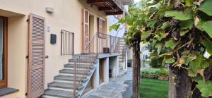 eine Treppe, die zu einem Gebäude hinaufführt in der Unterkunft Ca' Masegra in Sondrio