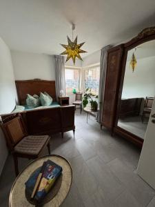 ein Wohnzimmer mit einem Bett und einem Spiegel in der Unterkunft Schwarzer Schwan in Kleve