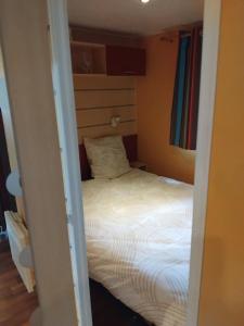 Boofzheimにあるchez regis et jenniferの部屋の中にベッドがある小さな寝室