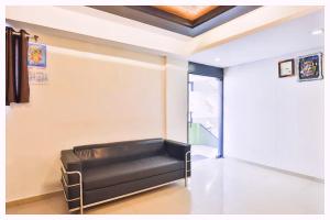 un banco de cuero negro en una habitación con ventana en Hotel S-R Palace Near City Bus Stand - Fully Air Conditioning Hotel - Luxury & Spacious Room -Best Hotel In Bhubneshwar, en Cuttack