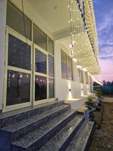 ein Gebäude, an dem viele Lichter hängen in der Unterkunft Hotel YesWell - Best Hotel Near Jolly Grant Airport in Doiwāla