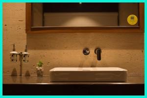 un lavandino in bagno con specchio sopra di HOTEL - ELEGANCE - Luxuary And Spacious Room - Fully Air Conditioned Hotel - Restaurant - Lift & Free Wi-Fi Facilities - A Top Rated Hotel in Varanasi a Rāmnagar