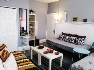 una sala de estar con un sofá y una mesa en BOUGlE MicroSpace Balcony AT FISHTOWN, en Filadelfia