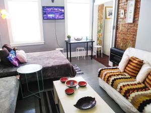 una sala de estar con un sofá y una mesa en BOUGlE MicroSpace Balcony AT FISHTOWN, en Filadelfia