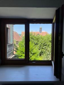 een raam met uitzicht op een gebouw bij L'Appart De Papa in Saverne