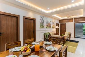 Ruang duduk di Fateh shores Home with breakfast and parking near fateh sagar lake