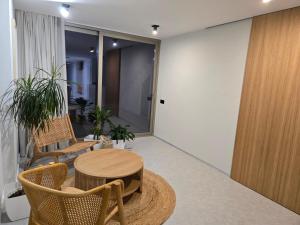 a room with a wooden table and chairs and a table at SecretWaters Studio in São Jacinto