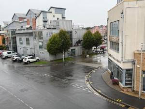 a city street with cars parked on a rainy street at Harbour-View 2-Bed-Serviced Apartment with Parking in Portishead