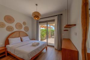 Un dormitorio con una cama y una puerta corrediza de vidrio. en Shedwan, El Gouna, en Hurghada