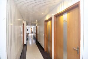 un pasillo de un hospital con puertas y un pasillo en Hotel O Le Bon Ton, en Ludhiana