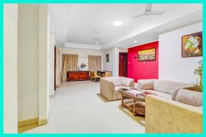 Ruang duduk di HOTEL - P & D - PALACE Near Kashi Vishwanath Temple - Fully Air Conditioning With Free Wi-Fi Facilities - BEST HOTEL IN VARANASI