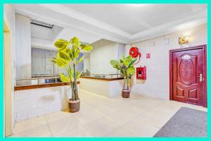Dapur atau dapur kecil di HOTEL - P & D - PALACE Near Kashi Vishwanath Temple - Fully Air Conditioning With Free Wi-Fi Facilities - BEST HOTEL IN VARANASI