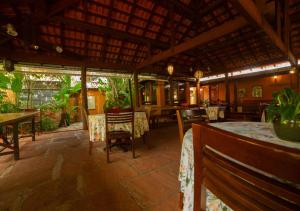 a restaurant with a table and chairs and a table and chairsktop at Hotel Fazenda Bela Vista in Dourado