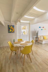 Un comedor con una mesa y sillas amarillas. en Volcán de sal, en Teguise 25 fotos más