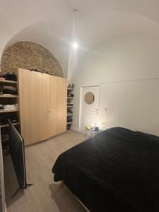 ein Schlafzimmer mit einem schwarzen Bett und ein Zimmer mit Regalen in der Unterkunft Magnifique appartement neuf Bellecour in Lyon