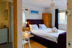 Katil atau katil-katil dalam bilik di 5 Bed Townhouse with Garden & Parking by BrumStay UK