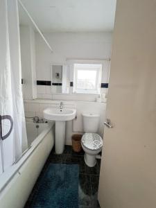Gallery image of 5 Bed Townhouse with Garden & Parking by BrumStay UK in Birmingham +46 photos