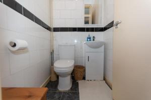 Gallery image of 5 Bed Townhouse with Garden & Parking by BrumStay UK in Birmingham