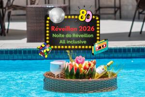 Un cartel que anuncia una piscina con una cesta de comida. en Grande Hotel da Barra, en Salvador