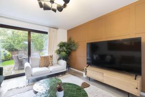 Televisyen dan/atau pusat hiburan di Peaceful 5-Bed Detached Home +22 gambar
