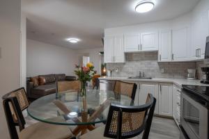 Η κουζίνα ή μικρή κουζίνα στο Stylish 3BR in Montreal Village