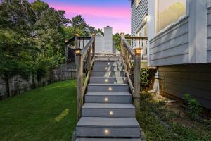 una escalera que conduce a una casa con luces en Cozy Home Away from Home- 10MIN From DT Durham, en Durham