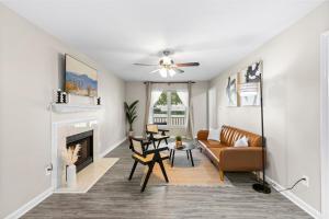 Una sala de estar con un sofá y una chimenea. en Cozy Home Away from Home- 10MIN From DT Durham, en Durham