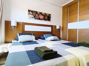 ein Schlafzimmer mit zwei Betten in Blau und Weiß in der Unterkunft Appartamento Parque Albatros vista piscina e mare in San Miguel de Abona