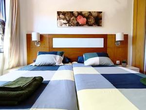 zwei nebeneinander stehende Betten in einem Schlafzimmer in der Unterkunft Appartamento Parque Albatros vista piscina e mare in San Miguel de Abona