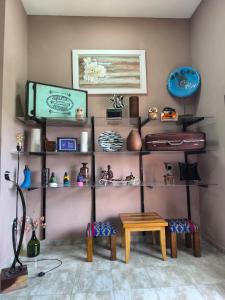 Habitación con estanterías, TV y mesa. en Complejo Varge Norte, en Alta Gracia 30 fotos más