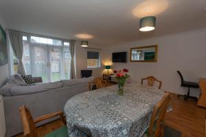 Gallery image of 5 Bed Townhouse with Garden & Parking by BrumStay UK in Birmingham