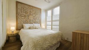 En eller flere senge i et værelse på Riverview Kalbarri 47 | Poolside | Pool | Sleeps 4