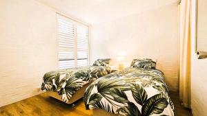 En eller flere senge i et værelse på Riverview Kalbarri 47 | Poolside | Pool | Sleeps 4