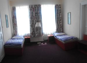 ein Hotelzimmer mit 2 Betten und einem Fenster in der Unterkunft U Jindřicha in Milevsko