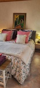 Giường trong phòng chung tại Gîte La petite maison horlogère jacuzzi & sauna , prêt de raquettes des neiges