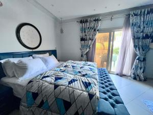 a bedroom with a bed and a window with curtains at Danda moon Pyramids Hotel in Cairo