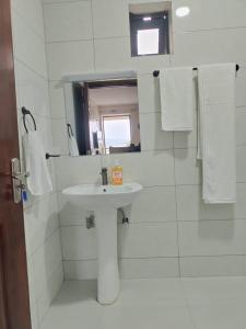 Ένα μπάνιο στο Lakeview Apartments - Serene Mustard