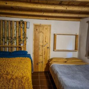 Ένα ή περισσότερα κρεβάτια σε δωμάτιο στο linda habitación en la montaña +8 φωτογραφίες