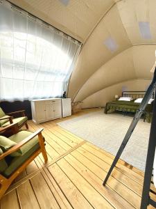 Χώρος καθιστικού στο Sleep Under Frosty Skies, Mountain Style