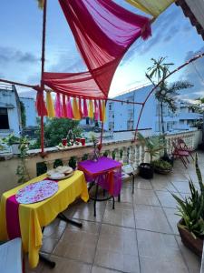 Un patio con una mesa y sillas en un balcón. en Colonial zone great location private room, en Santo Domingo