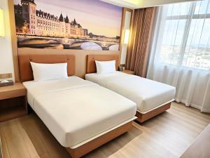 Ένα ή περισσότερα κρεβάτια σε δωμάτιο στο Flower International Hotel